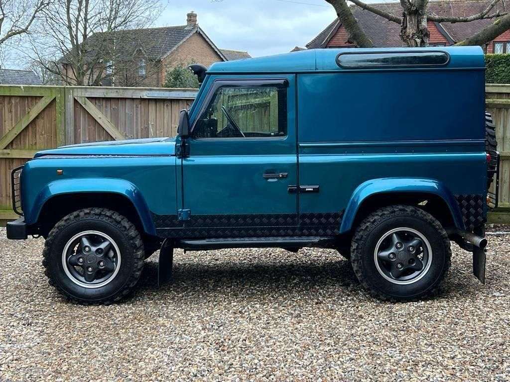 A 1999 LAND ROVER DEFENDER 2.5 TD5 Hard Top SUV Diesel Manual SWB (127 bhp) A 1999 LAND ROVER DEFENDER 2.5 TD5 Hard Top SUV Diesel Manual SWB (127 bhp)