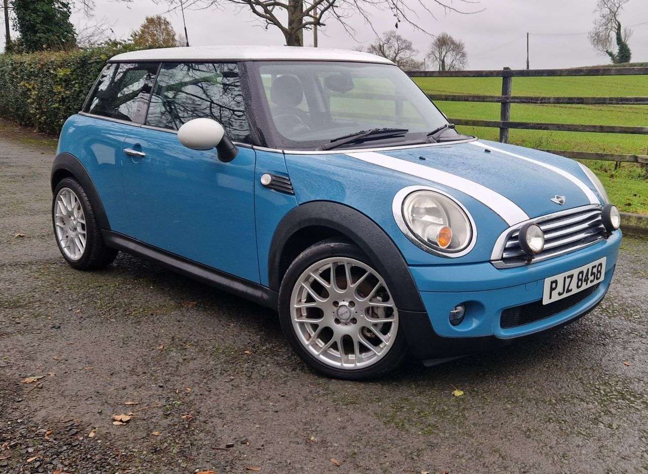 A 2009 MINI HATCH 1.6 Cooper Hatchback 3dr Petrol Manual Euro 4 (120 ps) A 2009 MINI HATCH 1.6 Cooper Hatchback 3dr Petrol Manual Euro 4 (120 ps)