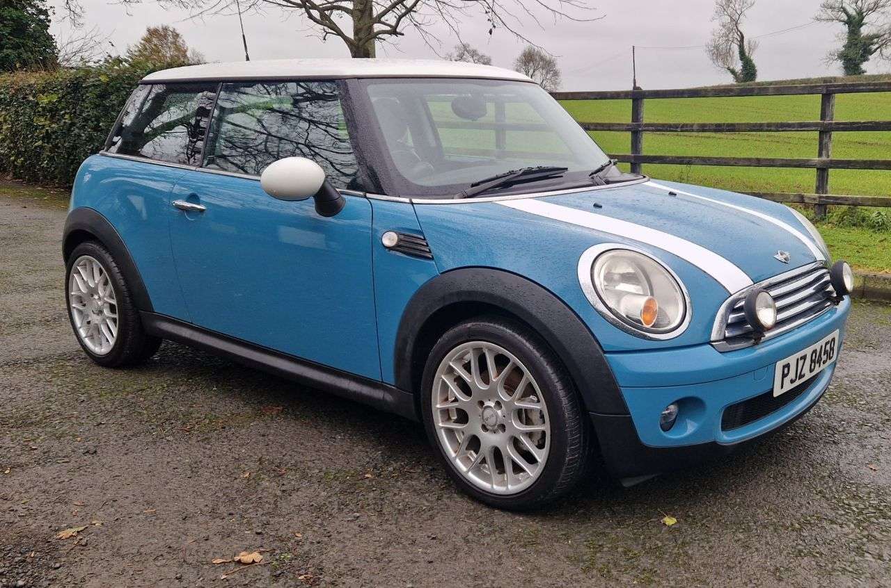 A 2009 MINI HATCH 1.6 Cooper Hatchback 3dr Petrol Manual Euro 4 (120 ps) A 2009 MINI HATCH 1.6 Cooper Hatchback 3dr Petrol Manual Euro 4 (120 ps)