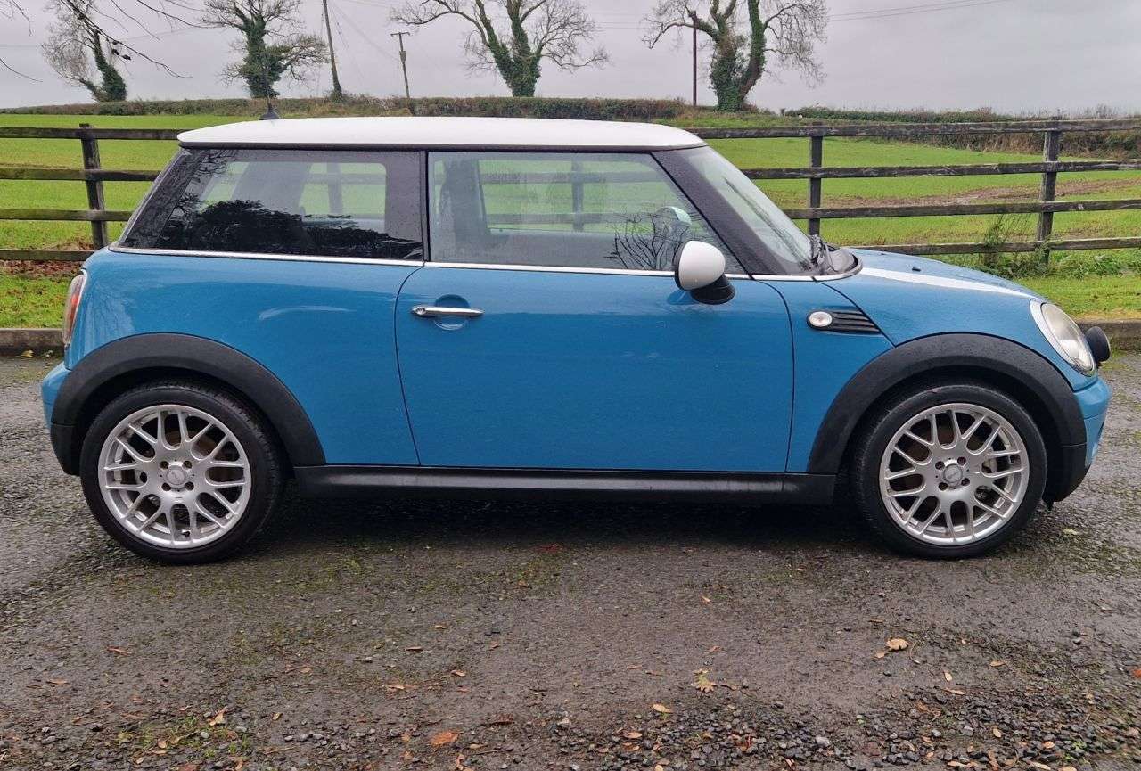 A 2009 MINI HATCH 1.6 Cooper Hatchback 3dr Petrol Manual Euro 4 (120 ps) A 2009 MINI HATCH 1.6 Cooper Hatchback 3dr Petrol Manual Euro 4 (120 ps)