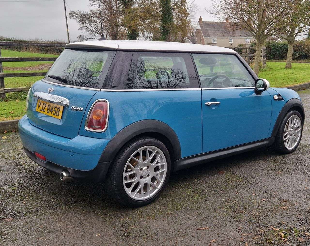A 2009 MINI HATCH 1.6 Cooper Hatchback 3dr Petrol Manual Euro 4 (120 ps) A 2009 MINI HATCH 1.6 Cooper Hatchback 3dr Petrol Manual Euro 4 (120 ps)