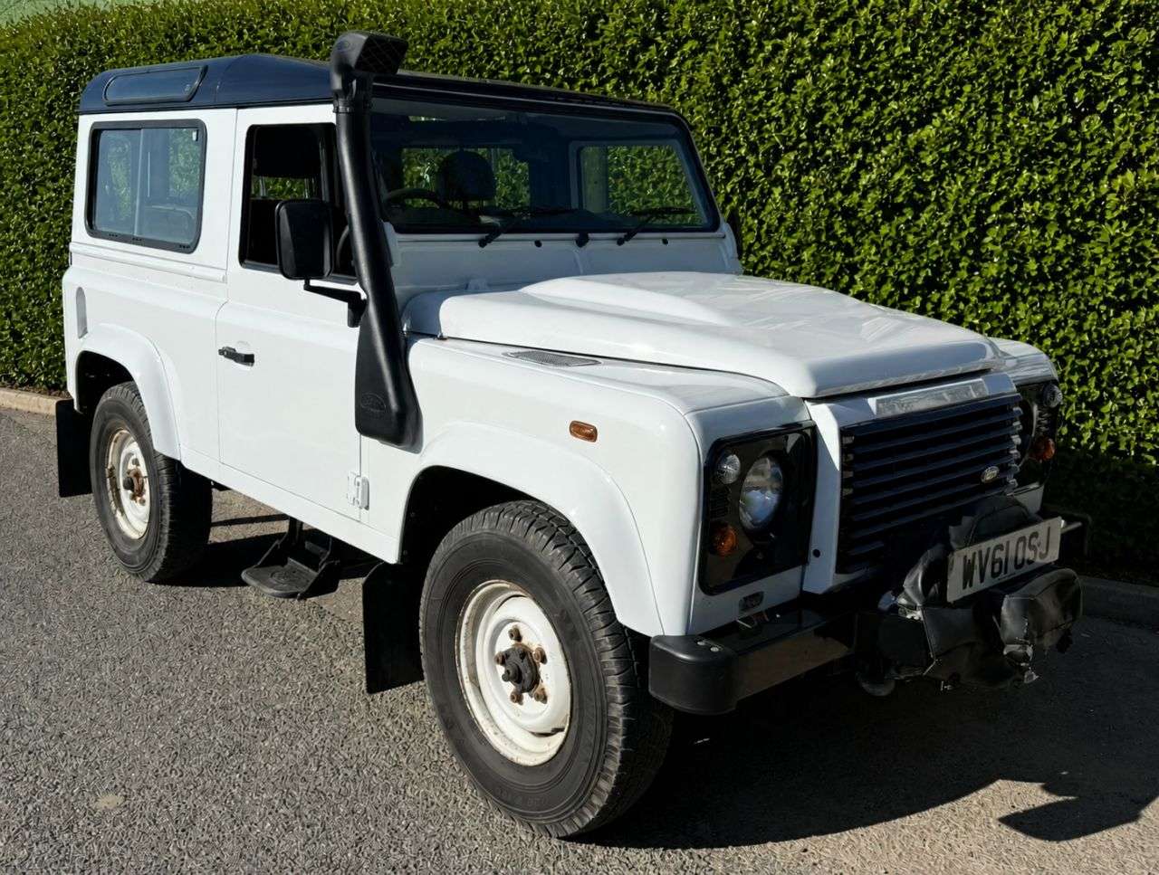 A 2011 LAND ROVER DEFENDER 2.2 TDCi SUV Double Cab 3dr Diesel Manual 4WD SWB Euro 5 (122 ps) A 2011 LAND ROVER DEFENDER 2.2 TDCi SUV Double Cab 3dr Diesel Manual 4WD SWB Euro 5 (122 ps)