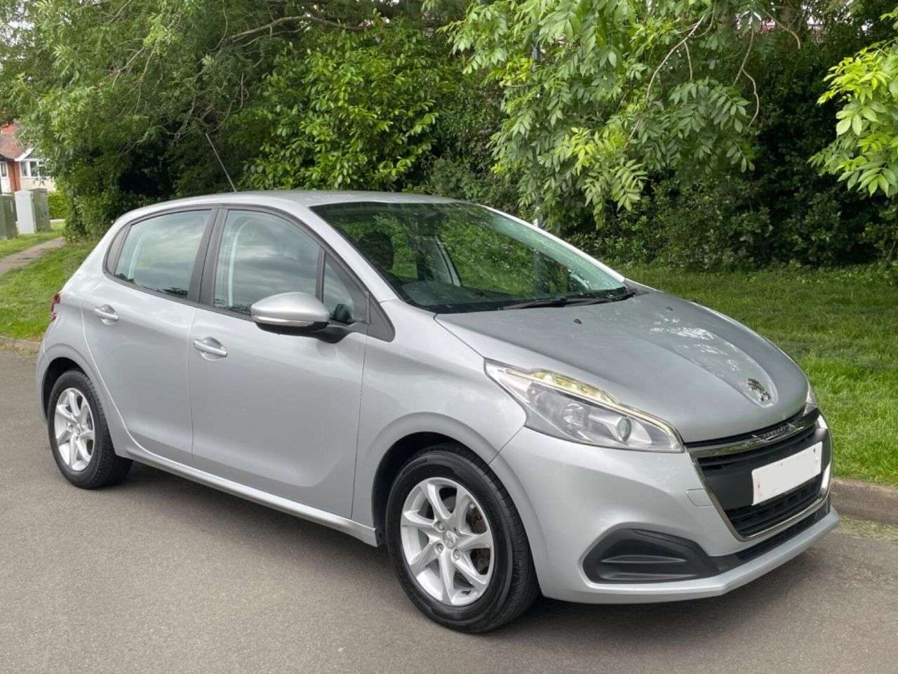 A 2016 PEUGEOT 208 1.6 BlueHDi Active Hatchback 5dr Diesel Manual Euro 6 (75 ps) A 2016 PEUGEOT 208 1.6 BlueHDi Active Hatchback 5dr Diesel Manual Euro 6 (75 ps)