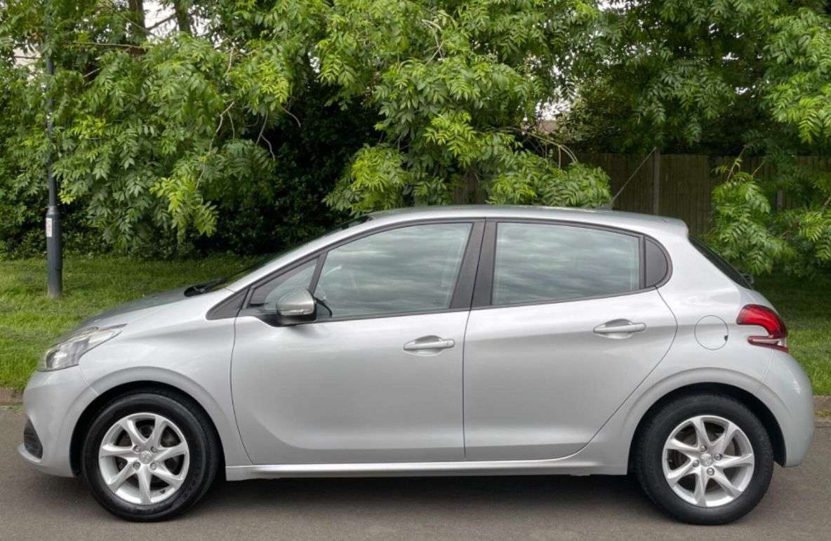 A 2016 PEUGEOT 208 1.6 BlueHDi Active Hatchback 5dr Diesel Manual Euro 6 (75 ps) A 2016 PEUGEOT 208 1.6 BlueHDi Active Hatchback 5dr Diesel Manual Euro 6 (75 ps)