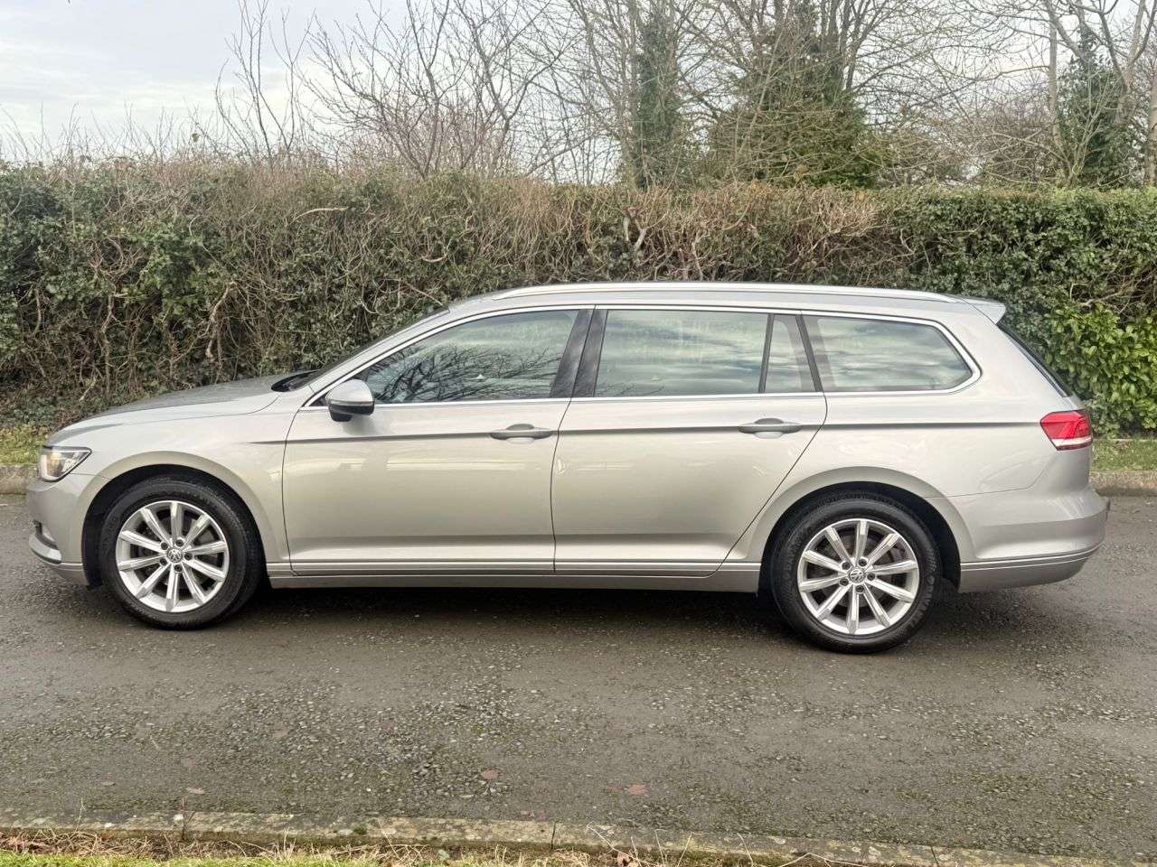 A 2015 VOLKSWAGEN PASSAT 1.6 TDI BlueMotion Tech SE Estate 5dr Diesel Manual Euro 6 (s/s) (120 ps) A 2015 VOLKSWAGEN PASSAT 1.6 TDI BlueMotion Tech SE Estate 5dr Diesel Manual Euro 6 (s/s) (120 ps)