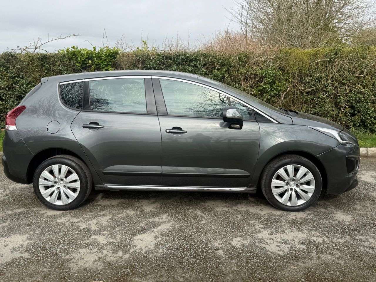 A 2014 PEUGEOT 3008 1.6 HDi Active SUV 5dr Diesel Manual Euro 5 (115 ps) A 2014 PEUGEOT 3008 1.6 HDi Active SUV 5dr Diesel Manual Euro 5 (115 ps)