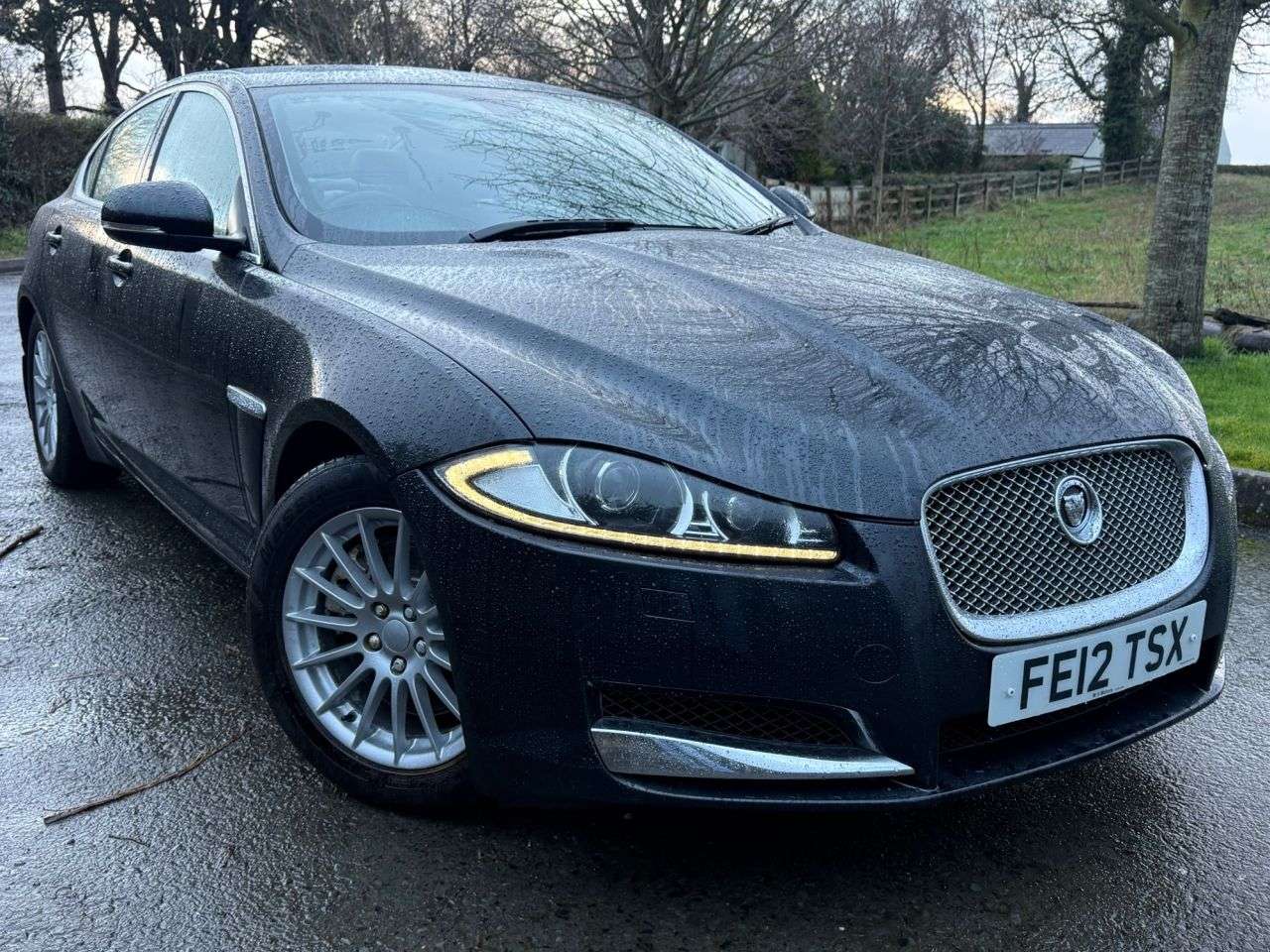 A 2012 JAGUAR XF 2.2d SE Saloon 4dr Diesel Auto Euro 5 (s/s) (190 ps) A 2012 JAGUAR XF 2.2d SE Saloon 4dr Diesel Auto Euro 5 (s/s) (190 ps)