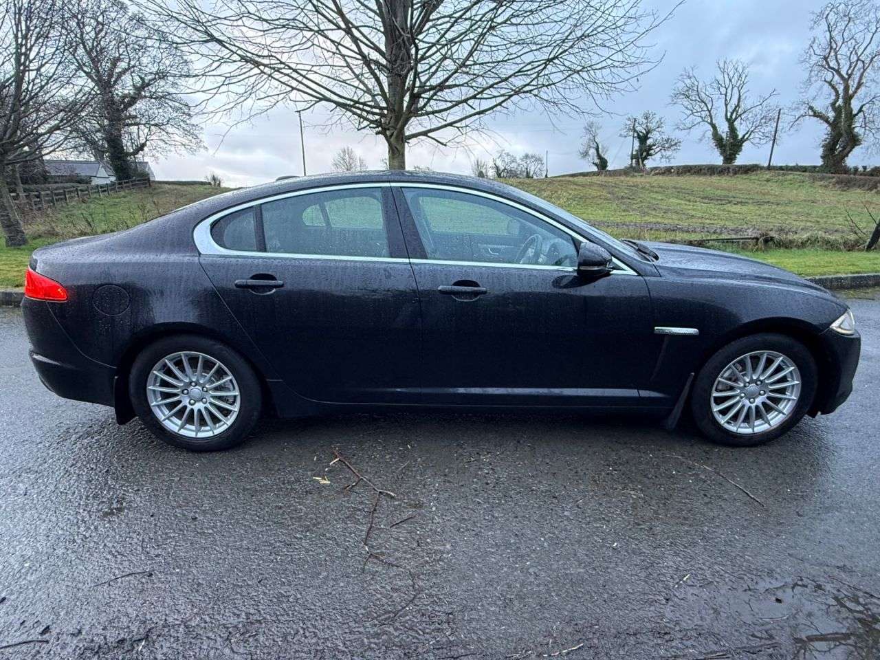 A 2012 JAGUAR XF 2.2d SE Saloon 4dr Diesel Auto Euro 5 (s/s) (190 ps) A 2012 JAGUAR XF 2.2d SE Saloon 4dr Diesel Auto Euro 5 (s/s) (190 ps)