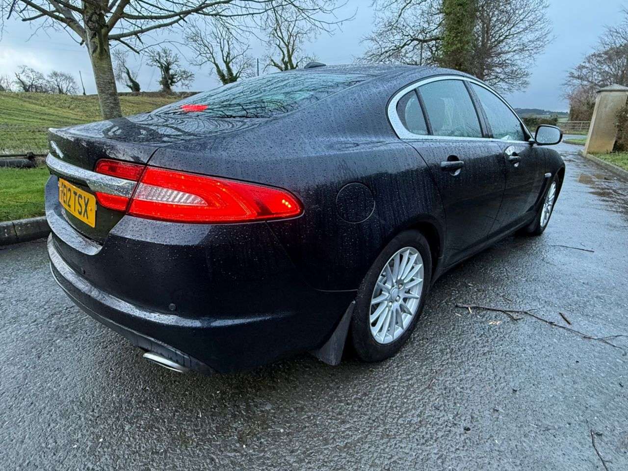 A 2012 JAGUAR XF 2.2d SE Saloon 4dr Diesel Auto Euro 5 (s/s) (190 ps) A 2012 JAGUAR XF 2.2d SE Saloon 4dr Diesel Auto Euro 5 (s/s) (190 ps)