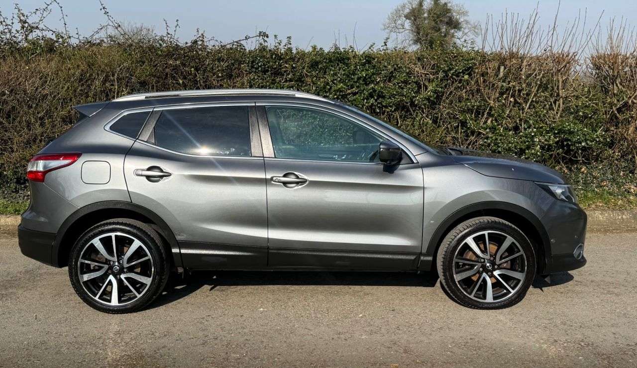 A 2017 NISSAN QASHQAI 1.5 dCi Tekna SUV 5dr Diesel Manual 2WD Euro 6 (s/s) (110 ps) A 2017 NISSAN QASHQAI 1.5 dCi Tekna SUV 5dr Diesel Manual 2WD Euro 6 (s/s) (110 ps)