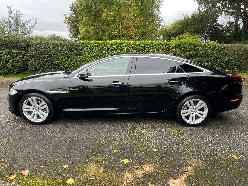 A 2015 JAGUAR XJ 3.0d V6 Premium Luxury Saloon 4dr Diesel Auto Euro 5 (s/s) (LWB) (275 ps) A 2015 JAGUAR XJ 3.0d V6 Premium Luxury Saloon 4dr Diesel Auto Euro 5 (s/s) (LWB) (275 ps)