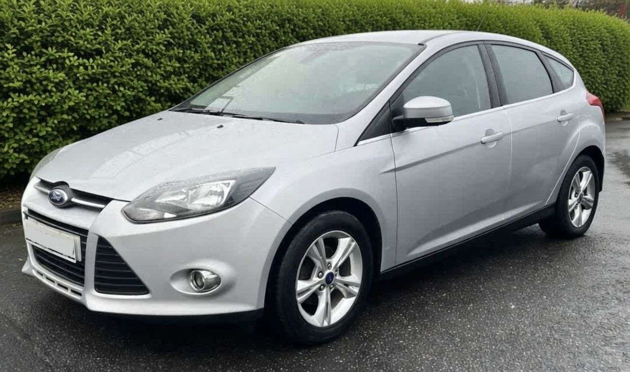 A 2013 FORD FOCUS 1.0T EcoBoost Zetec Hatchback 5dr Petrol Manual Euro 5 (s/s) (100 ps) A 2013 FORD FOCUS 1.0T EcoBoost Zetec Hatchback 5dr Petrol Manual Euro 5 (s/s) (100 ps)