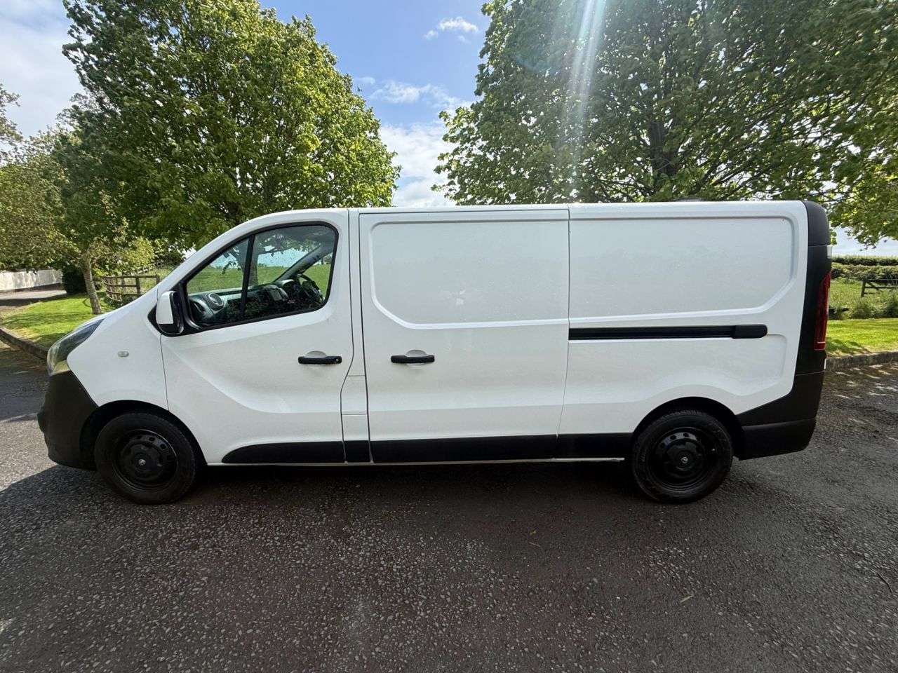 A 2019 VAUXHALL VIVARO 1.6 CDTi 2900 Panel Van 5dr Diesel Manual L2 H1 Euro 6 (s/s) (95 ps) A 2019 VAUXHALL VIVARO 1.6 CDTi 2900 Panel Van 5dr Diesel Manual L2 H1 Euro 6 (s/s) (95 ps)