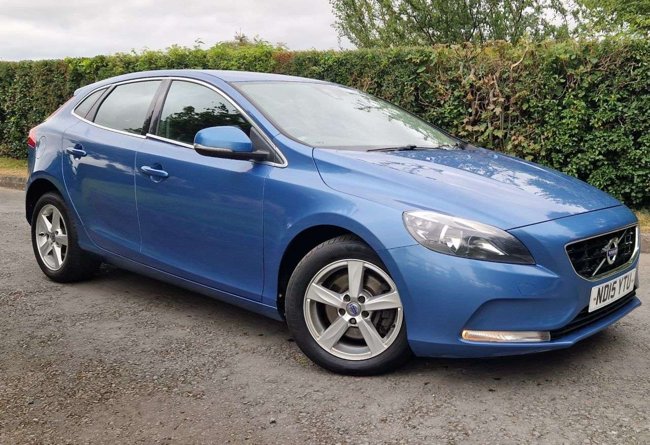 A 2015 VOLVO V40 2.0 D2 SE Nav Hatchback 5dr Diesel Auto Euro 6 (s/s) (120 ps) A 2015 VOLVO V40 2.0 D2 SE Nav Hatchback 5dr Diesel Auto Euro 6 (s/s) (120 ps)