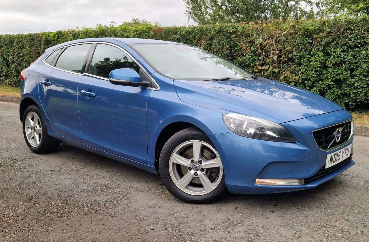 A 2015 VOLVO V40 2.0 D2 SE Nav Hatchback 5dr Diesel Auto Euro 6 (s/s) (120 ps) A 2015 VOLVO V40 2.0 D2 SE Nav Hatchback 5dr Diesel Auto Euro 6 (s/s) (120 ps)