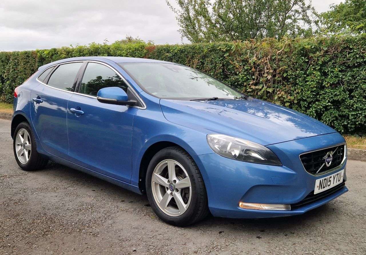 A 2015 VOLVO V40 2.0 D2 SE Nav Hatchback 5dr Diesel Auto Euro 6 (s/s) (120 ps) A 2015 VOLVO V40 2.0 D2 SE Nav Hatchback 5dr Diesel Auto Euro 6 (s/s) (120 ps)