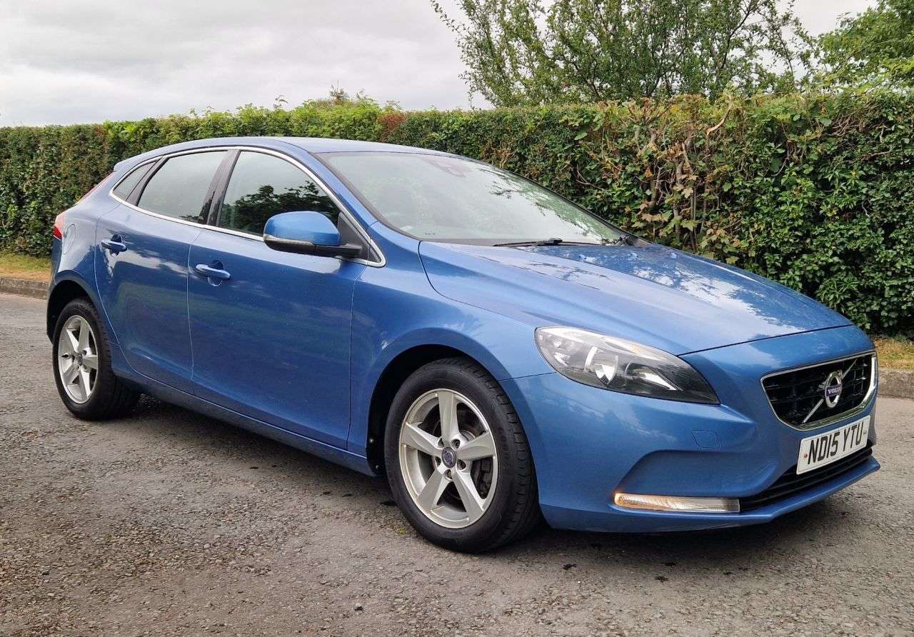 A 2015 VOLVO V40 2.0 D2 SE Nav Hatchback 5dr Diesel Auto Euro 6 (s/s) (120 ps) A 2015 VOLVO V40 2.0 D2 SE Nav Hatchback 5dr Diesel Auto Euro 6 (s/s) (120 ps)