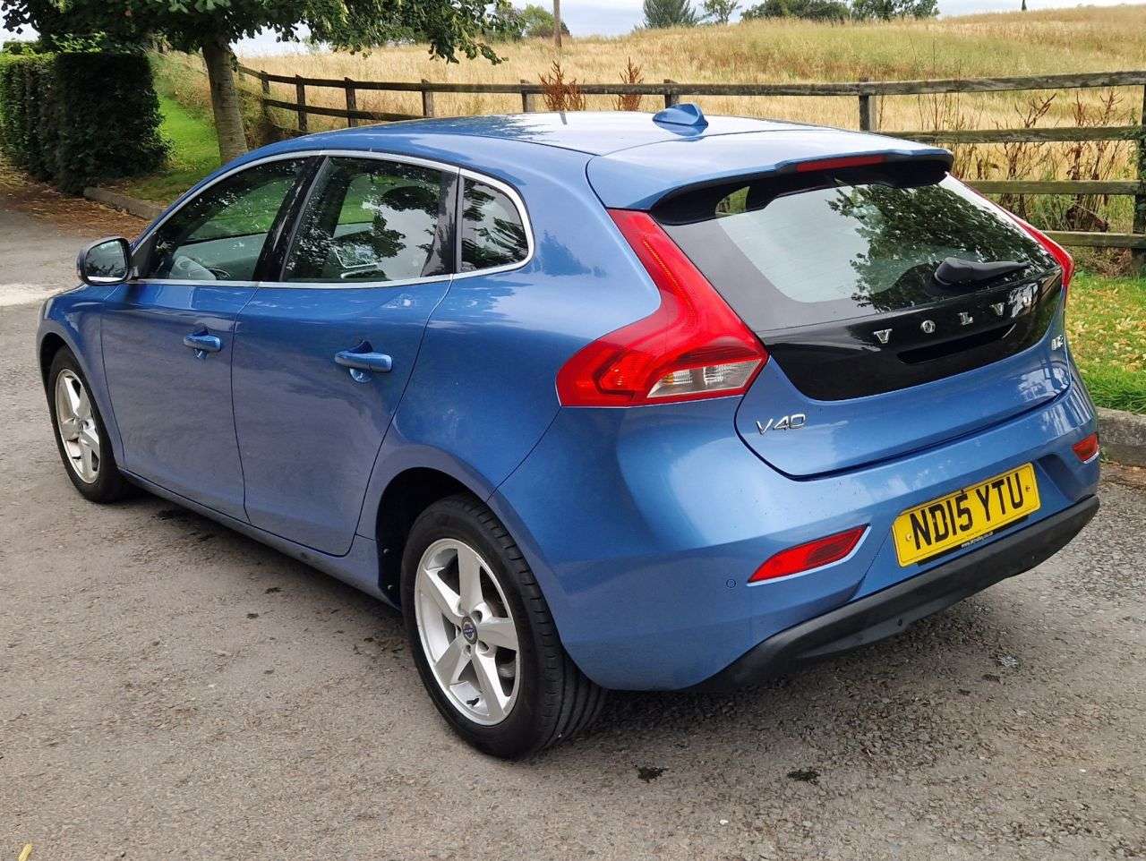 2015 VOLVO V40 2015 VOLVO V40