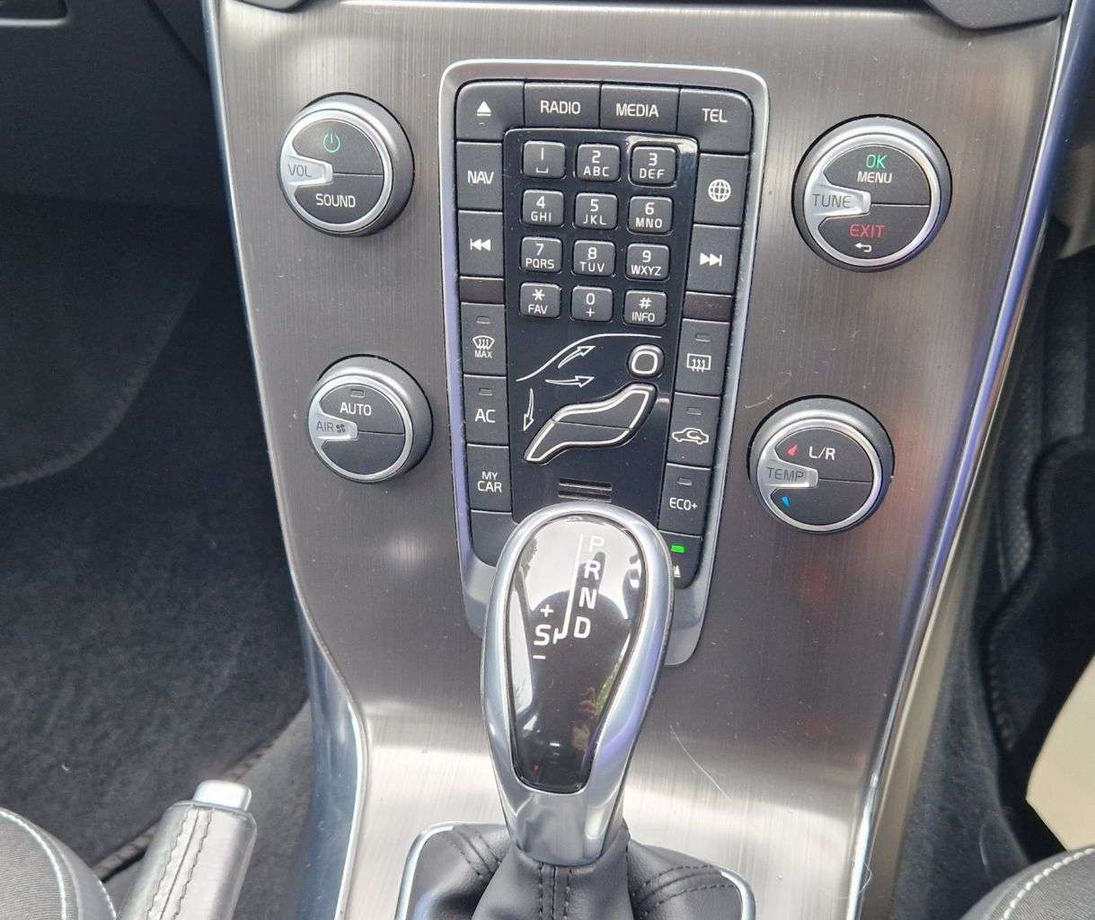 2015 VOLVO V40 2015 VOLVO V40