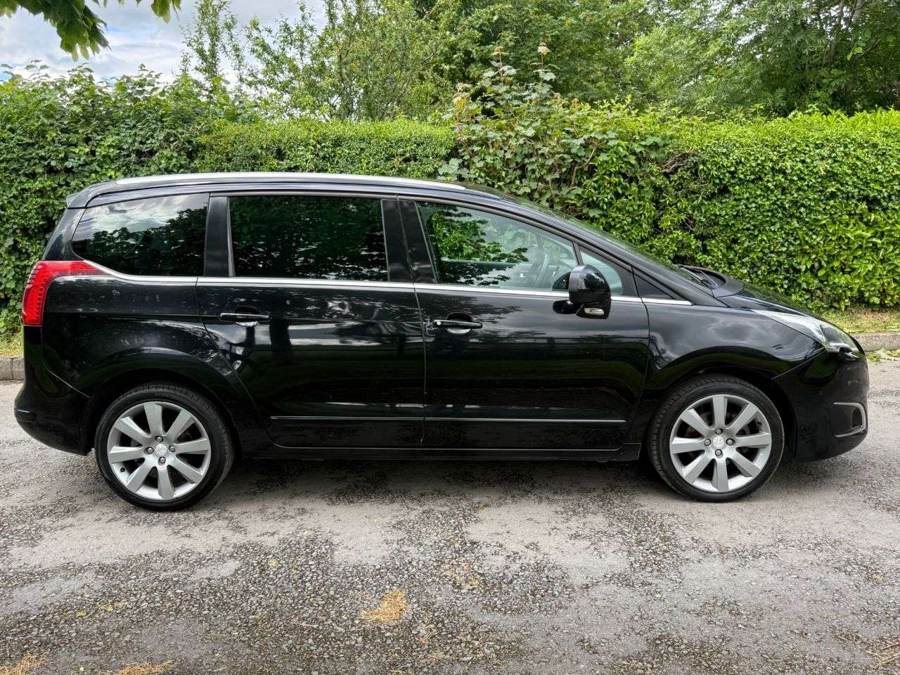 A 2016 PEUGEOT 5008 1.6 BlueHDi Allure MPV 5dr Diesel Manual Euro 6 (s/s) (120 ps) A 2016 PEUGEOT 5008 1.6 BlueHDi Allure MPV 5dr Diesel Manual Euro 6 (s/s) (120 ps)