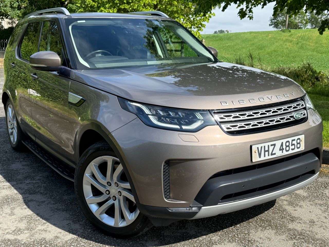 A 2017 LAND ROVER DISCOVERY 3.0 TD V6 HSE SUV 5dr Diesel Auto 4WD Euro 6 (s/s) (258 ps) A 2017 LAND ROVER DISCOVERY 3.0 TD V6 HSE SUV 5dr Diesel Auto 4WD Euro 6 (s/s) (258 ps)