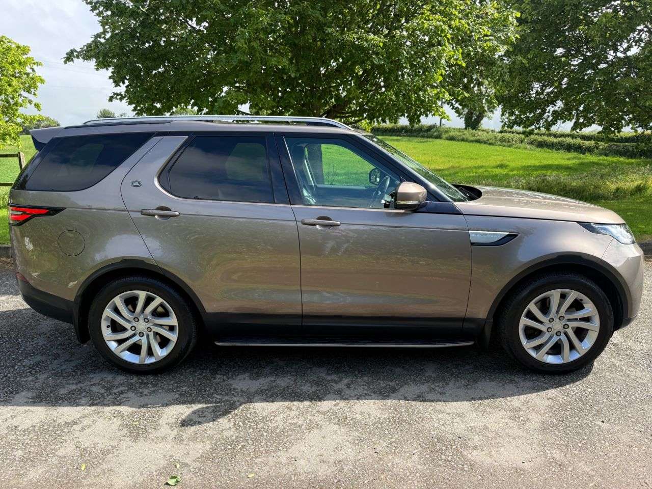 A 2017 LAND ROVER DISCOVERY 3.0 TD V6 HSE SUV 5dr Diesel Auto 4WD Euro 6 (s/s) (258 ps) A 2017 LAND ROVER DISCOVERY 3.0 TD V6 HSE SUV 5dr Diesel Auto 4WD Euro 6 (s/s) (258 ps)