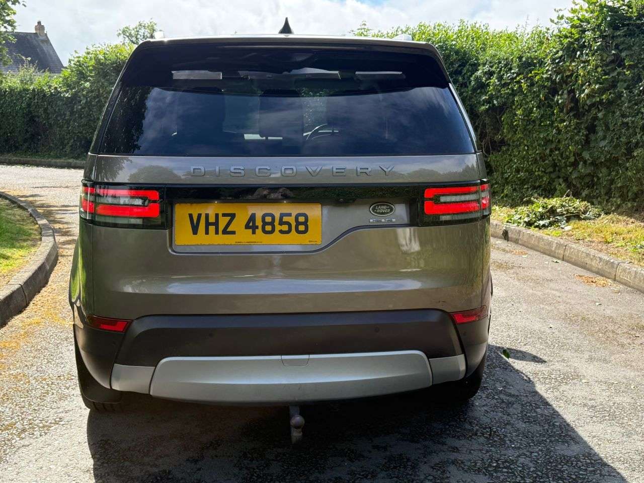 A 2017 LAND ROVER DISCOVERY 3.0 TD V6 HSE SUV 5dr Diesel Auto 4WD Euro 6 (s/s) (258 ps) A 2017 LAND ROVER DISCOVERY 3.0 TD V6 HSE SUV 5dr Diesel Auto 4WD Euro 6 (s/s) (258 ps)