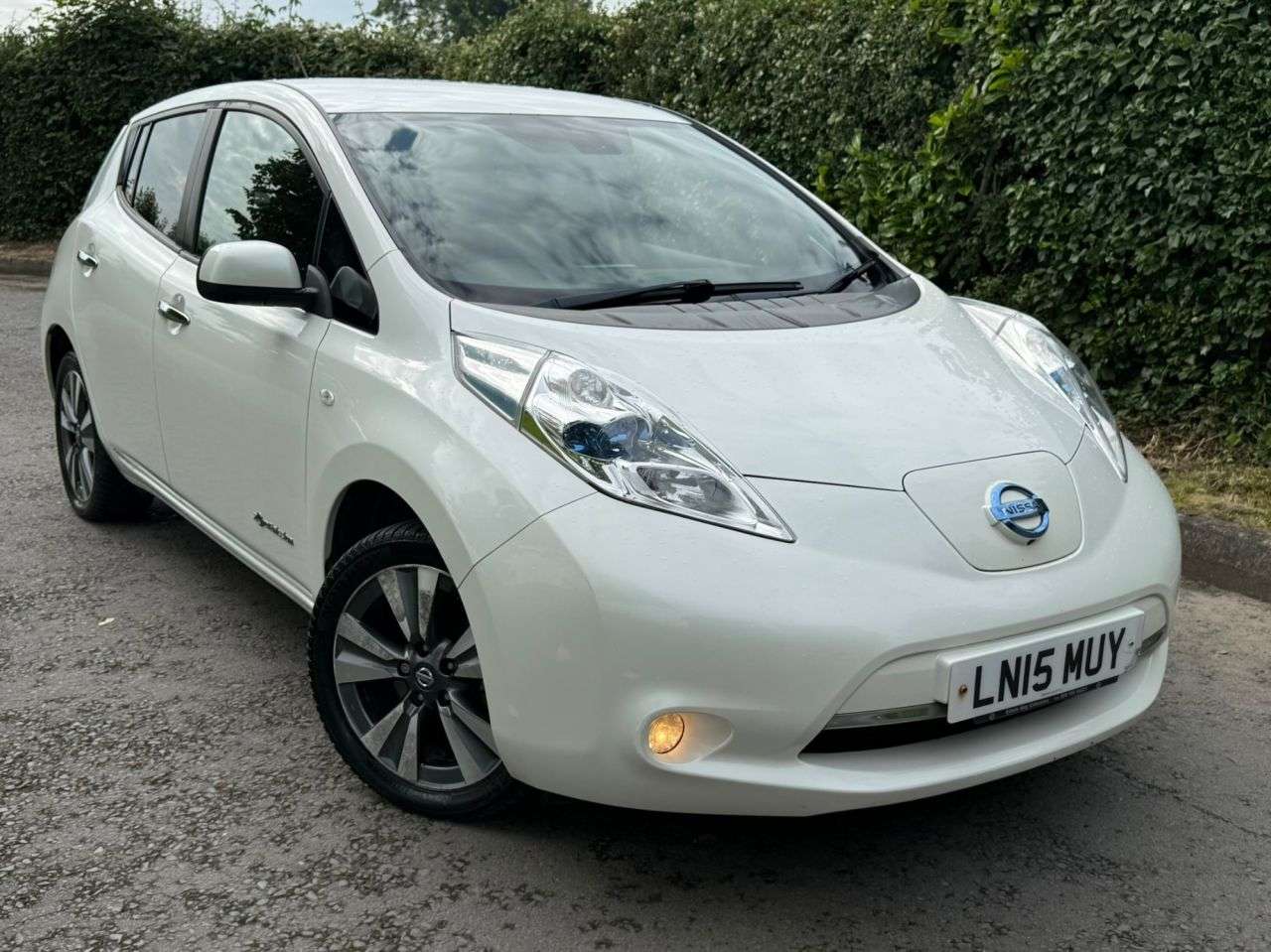A 2015 NISSAN LEAF 24kWh Tekna Hatchback 5dr Electric Auto (107 bhp) A 2015 NISSAN LEAF 24kWh Tekna Hatchback 5dr Electric Auto (107 bhp)