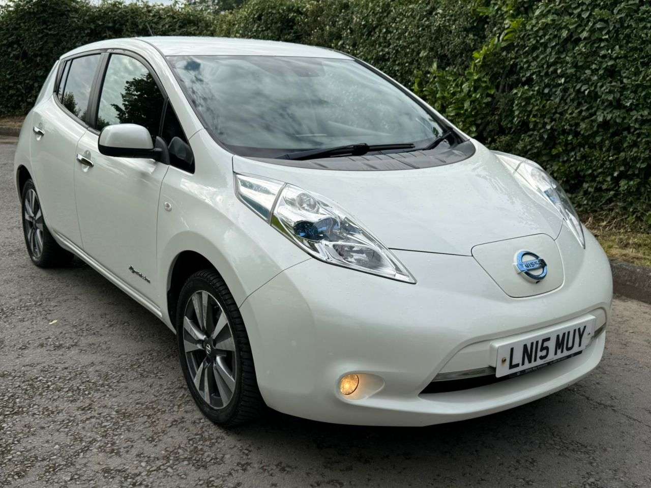 A 2015 NISSAN LEAF 24kWh Tekna Hatchback 5dr Electric Auto (107 bhp) A 2015 NISSAN LEAF 24kWh Tekna Hatchback 5dr Electric Auto (107 bhp)