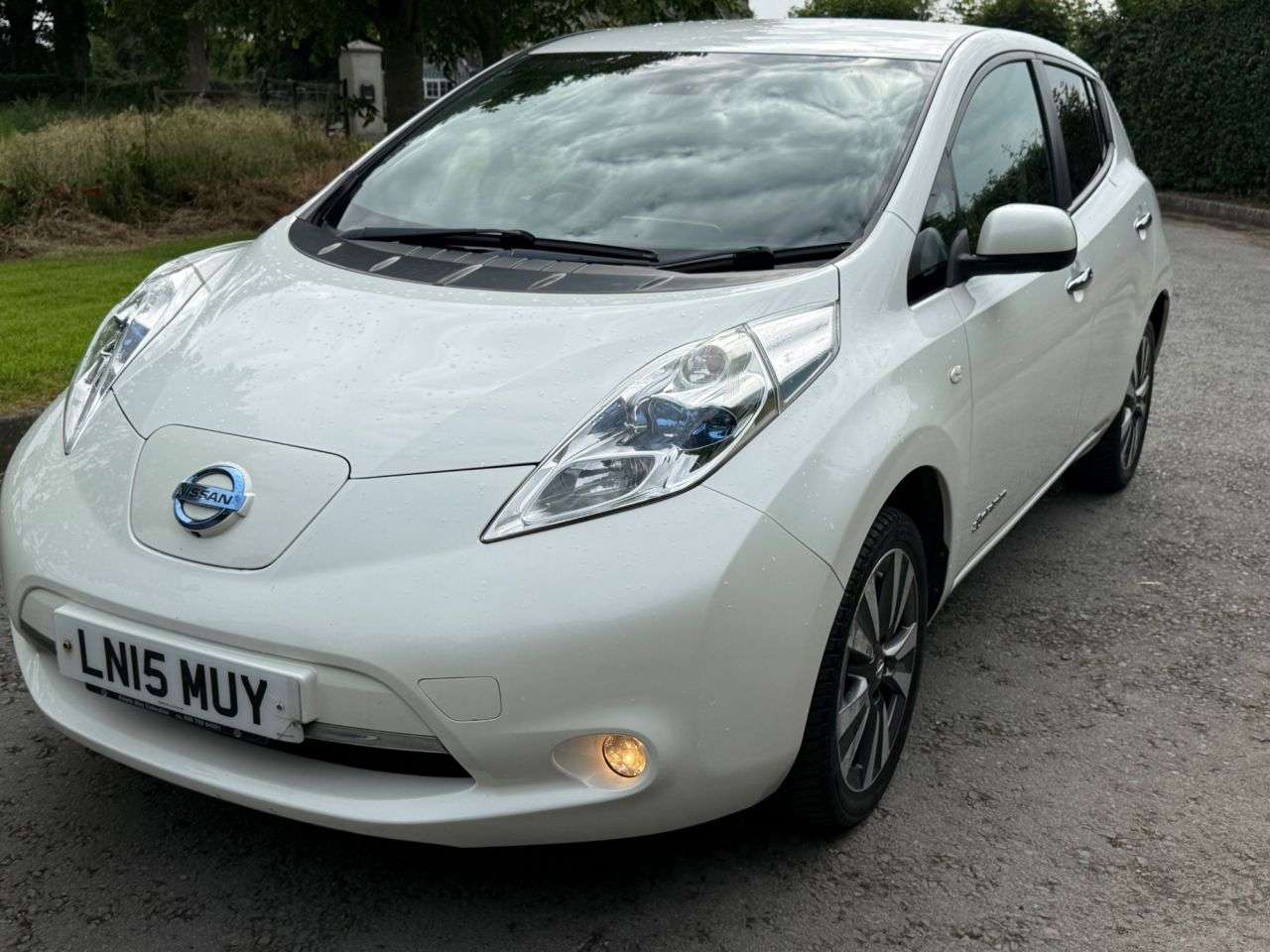 A 2015 NISSAN LEAF 24kWh Tekna Hatchback 5dr Electric Auto (107 bhp) A 2015 NISSAN LEAF 24kWh Tekna Hatchback 5dr Electric Auto (107 bhp)