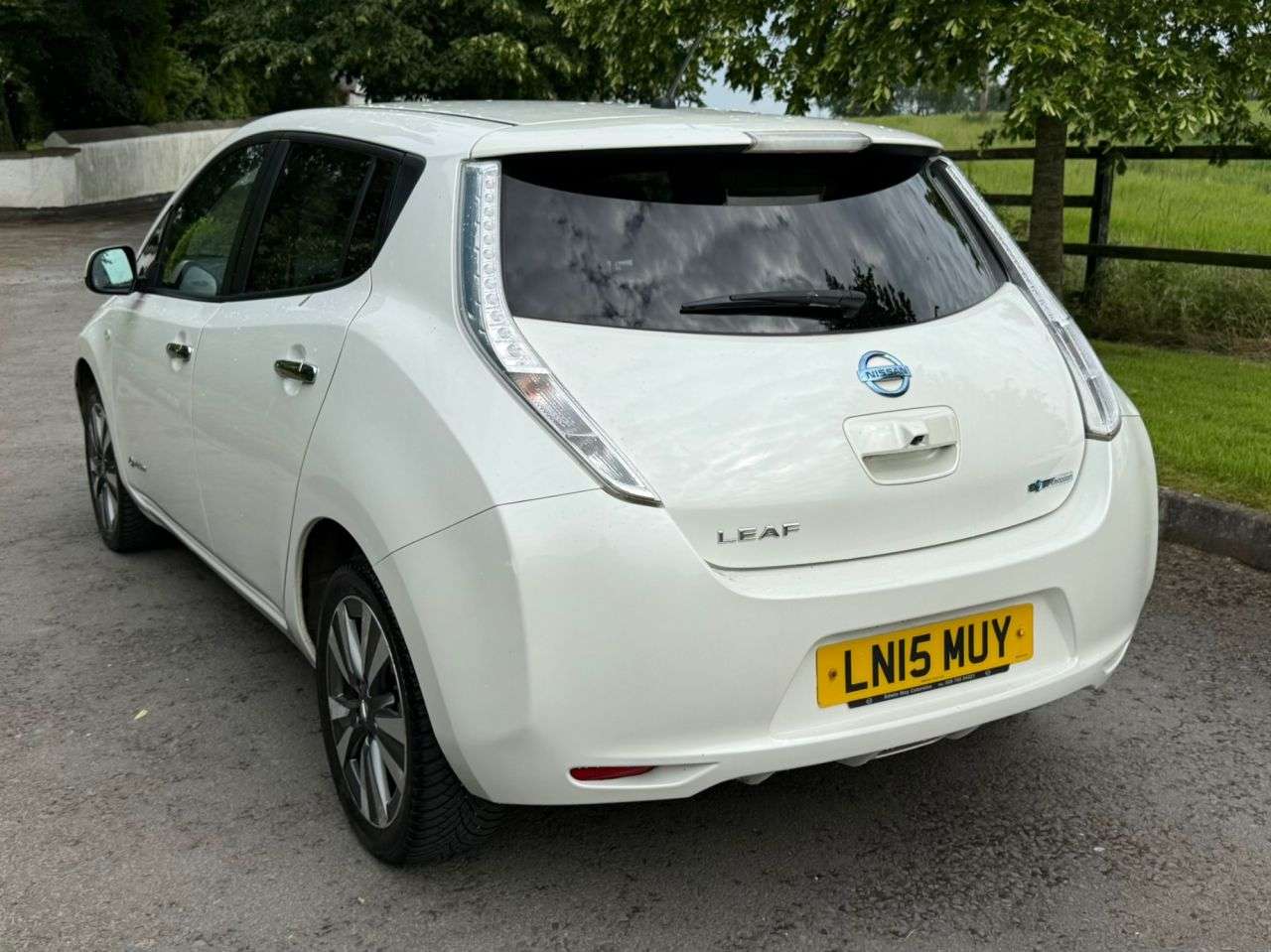 A 2015 NISSAN LEAF 24kWh Tekna Hatchback 5dr Electric Auto (107 bhp) A 2015 NISSAN LEAF 24kWh Tekna Hatchback 5dr Electric Auto (107 bhp)