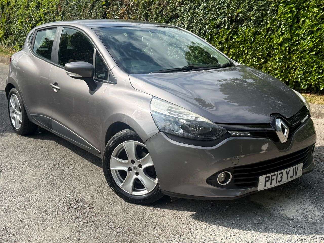 A 2013 RENAULT CLIO 1.2 16V Expression + Hatchback 5dr Petrol Manual Euro 5 (75 ps) A 2013 RENAULT CLIO 1.2 16V Expression + Hatchback 5dr Petrol Manual Euro 5 (75 ps)