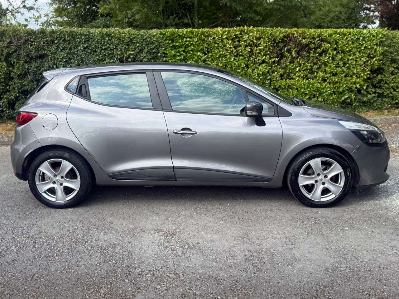 A 2013 RENAULT CLIO 1.2 16V Expression + Hatchback 5dr Petrol Manual Euro 5 (75 ps) A 2013 RENAULT CLIO 1.2 16V Expression + Hatchback 5dr Petrol Manual Euro 5 (75 ps)