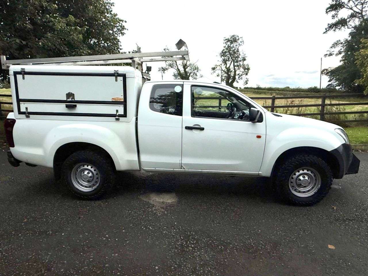 A 2017 ISUZU D-MAX 2.5 TD Pickup 2dr Diesel Manual 4x4 (192 g/km, 161 bhp) A 2017 ISUZU D-MAX 2.5 TD Pickup 2dr Diesel Manual 4x4 (192 g/km, 161 bhp)
