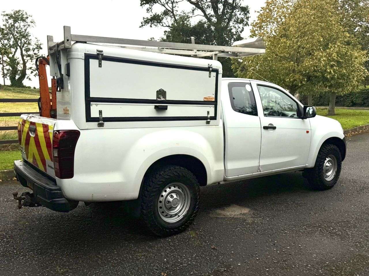 A 2017 ISUZU D-MAX 2.5 TD Pickup 2dr Diesel Manual 4x4 (192 g/km, 161 bhp) A 2017 ISUZU D-MAX 2.5 TD Pickup 2dr Diesel Manual 4x4 (192 g/km, 161 bhp)