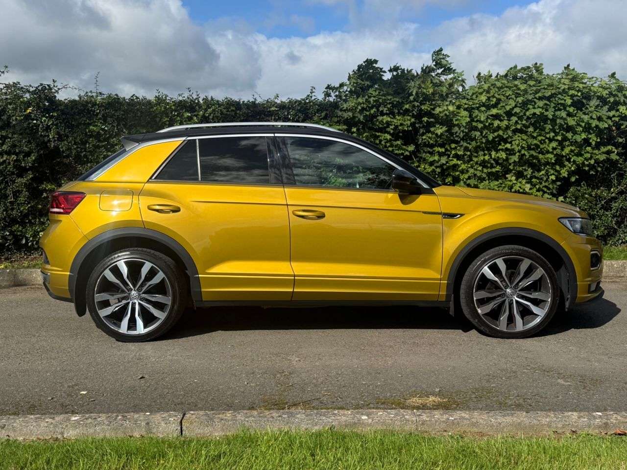 A 2019 VOLKSWAGEN T-ROC 1.5 TSI GPF EVO R-Line SUV 5dr Petrol Manual Euro 6 (s/s) (150 ps) A 2019 VOLKSWAGEN T-ROC 1.5 TSI GPF EVO R-Line SUV 5dr Petrol Manual Euro 6 (s/s) (150 ps)