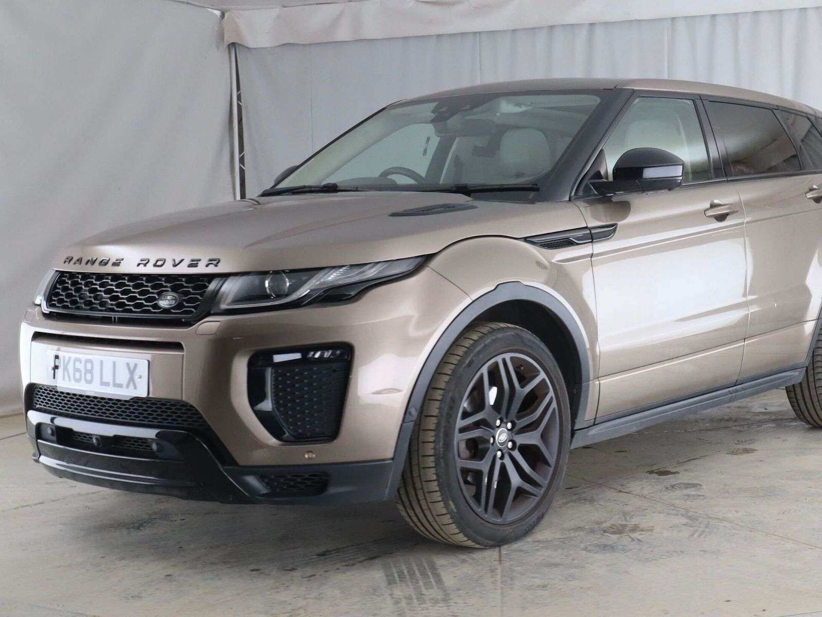 A 2018 LAND ROVER RANGE ROVER EVOQUE 2.0 TD4 HSE Dynamic SUV 5dr Diesel Auto 4WD Euro 6 (s/s) (180 ps) A 2018 LAND ROVER RANGE ROVER EVOQUE 2.0 TD4 HSE Dynamic SUV 5dr Diesel Auto 4WD Euro 6 (s/s) (180 ps)