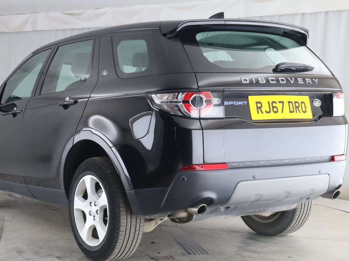 A 2017 LAND ROVER DISCOVERY SPORT 2.0 eD4 SE Tech SUV 5dr Diesel Manual Euro 6 (s/s) (5 Seat) (150 ps) A 2017 LAND ROVER DISCOVERY SPORT 2.0 eD4 SE Tech SUV 5dr Diesel Manual Euro 6 (s/s) (5 Seat) (150 ps)