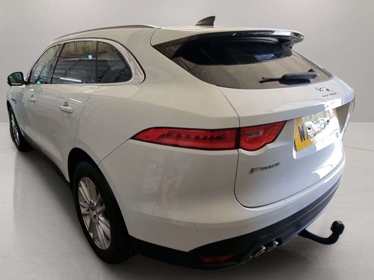 A 2019 JAGUAR F-PACE 2.0 D180 Portfolio SUV 5dr Diesel Auto AWD Euro 6 (s/s) (180 ps) A 2019 JAGUAR F-PACE 2.0 D180 Portfolio SUV 5dr Diesel Auto AWD Euro 6 (s/s) (180 ps)