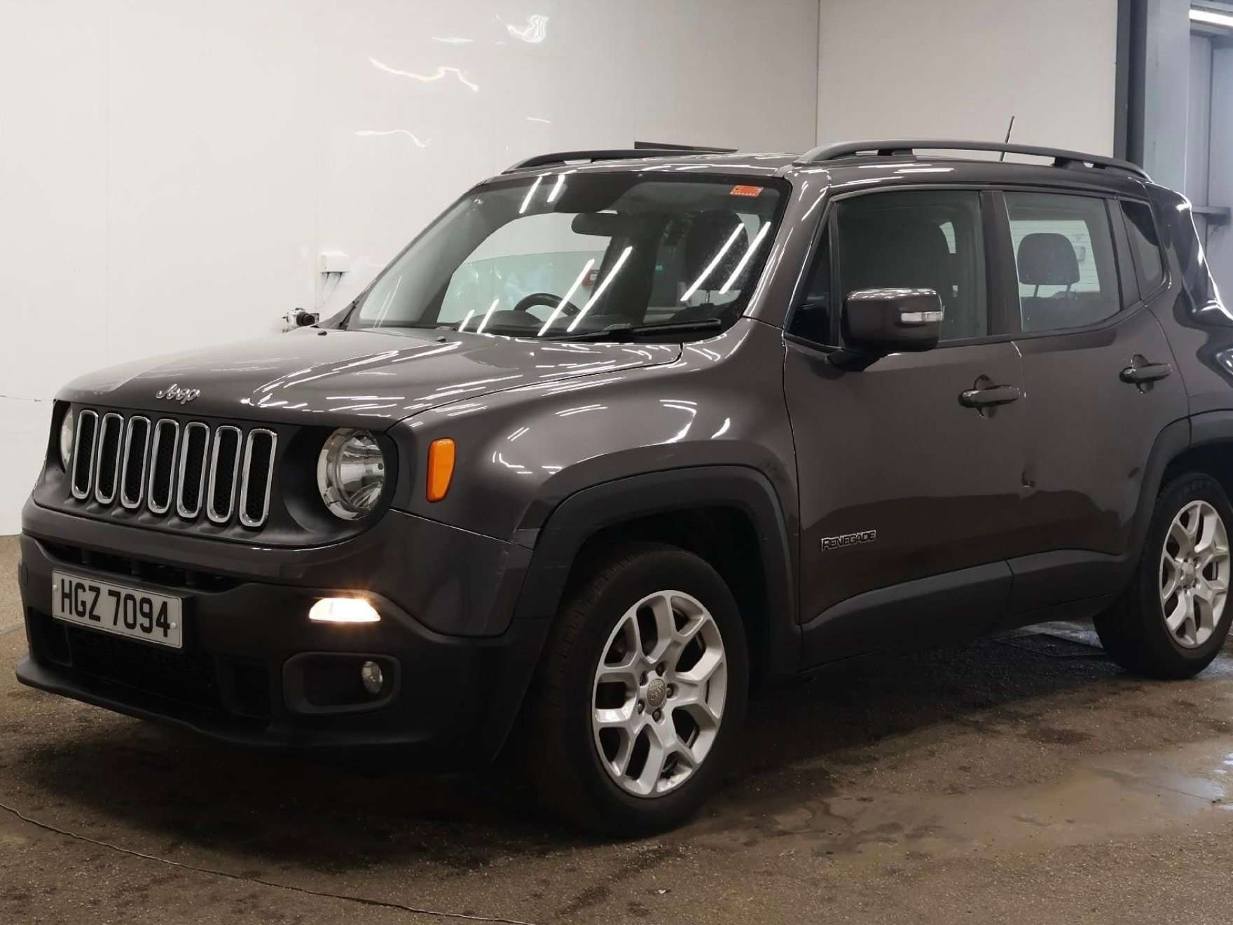 A 2017 JEEP RENEGADE 1.4T MultiAirII Longitude SUV 5dr Petrol DDCT Euro 6 (s/s) (140 ps) A 2017 JEEP RENEGADE 1.4T MultiAirII Longitude SUV 5dr Petrol DDCT Euro 6 (s/s) (140 ps)