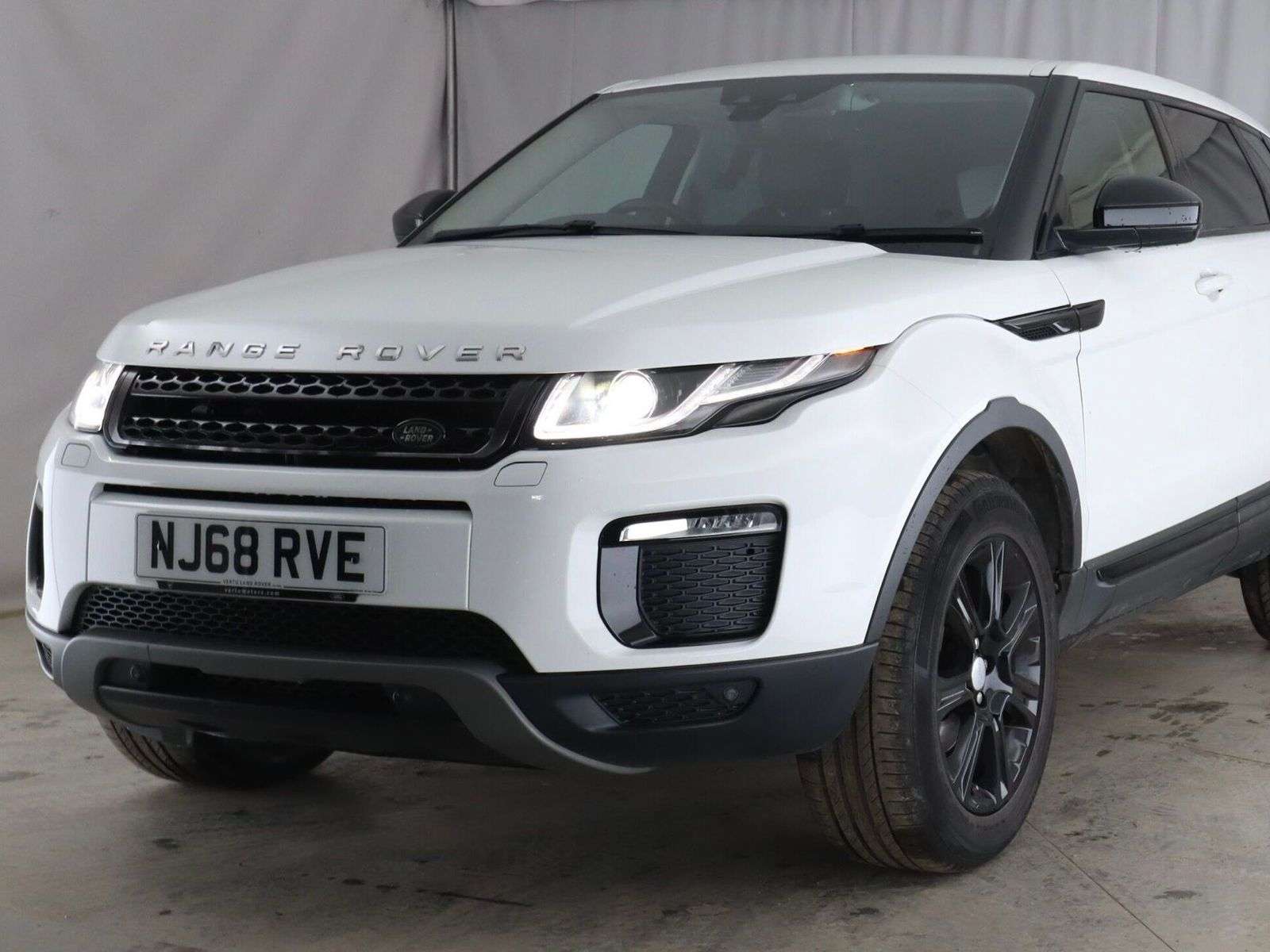 A 2018 LAND ROVER RANGE ROVER EVOQUE 2.0 eD4 SE Tech SUV 5dr Diesel Manual FWD Euro 6 (s/s) (150 ps) A 2018 LAND ROVER RANGE ROVER EVOQUE 2.0 eD4 SE Tech SUV 5dr Diesel Manual FWD Euro 6 (s/s) (150 ps)