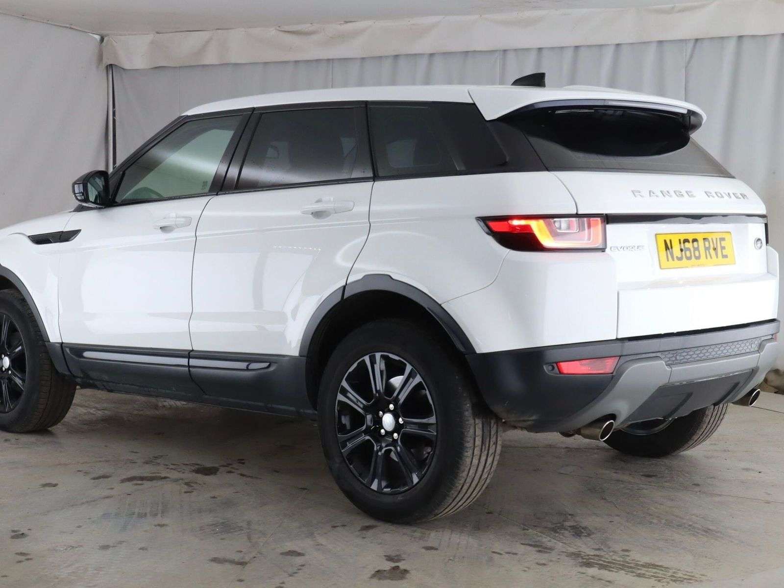 A 2018 LAND ROVER RANGE ROVER EVOQUE 2.0 eD4 SE Tech SUV 5dr Diesel Manual FWD Euro 6 (s/s) (150 ps) A 2018 LAND ROVER RANGE ROVER EVOQUE 2.0 eD4 SE Tech SUV 5dr Diesel Manual FWD Euro 6 (s/s) (150 ps)