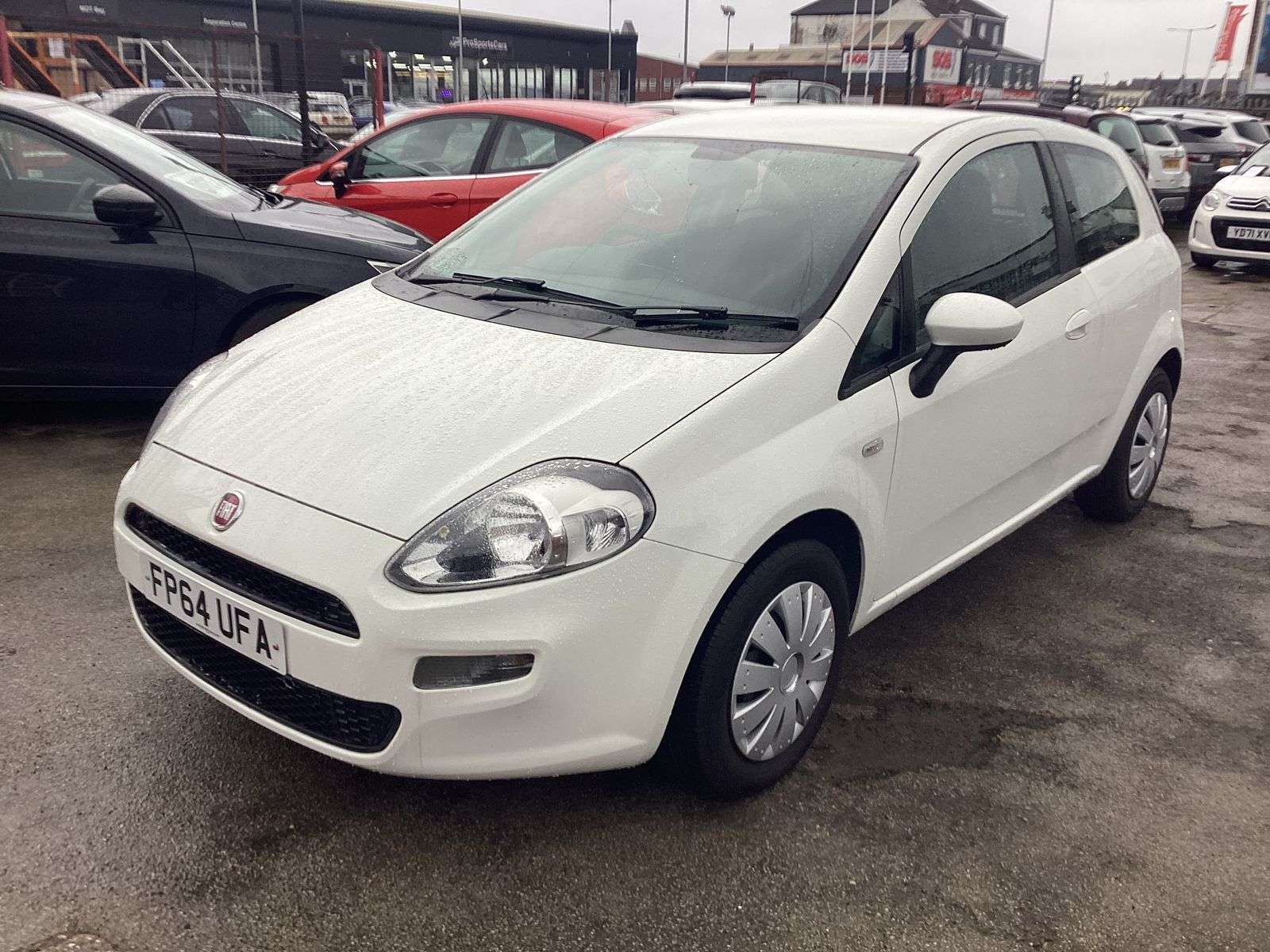 A 2014 FIAT PUNTO 1.2 Pop Hatchback 3dr Petrol Euro 6 (69 bhp) A 2014 FIAT PUNTO 1.2 Pop Hatchback 3dr Petrol Euro 6 (69 bhp)