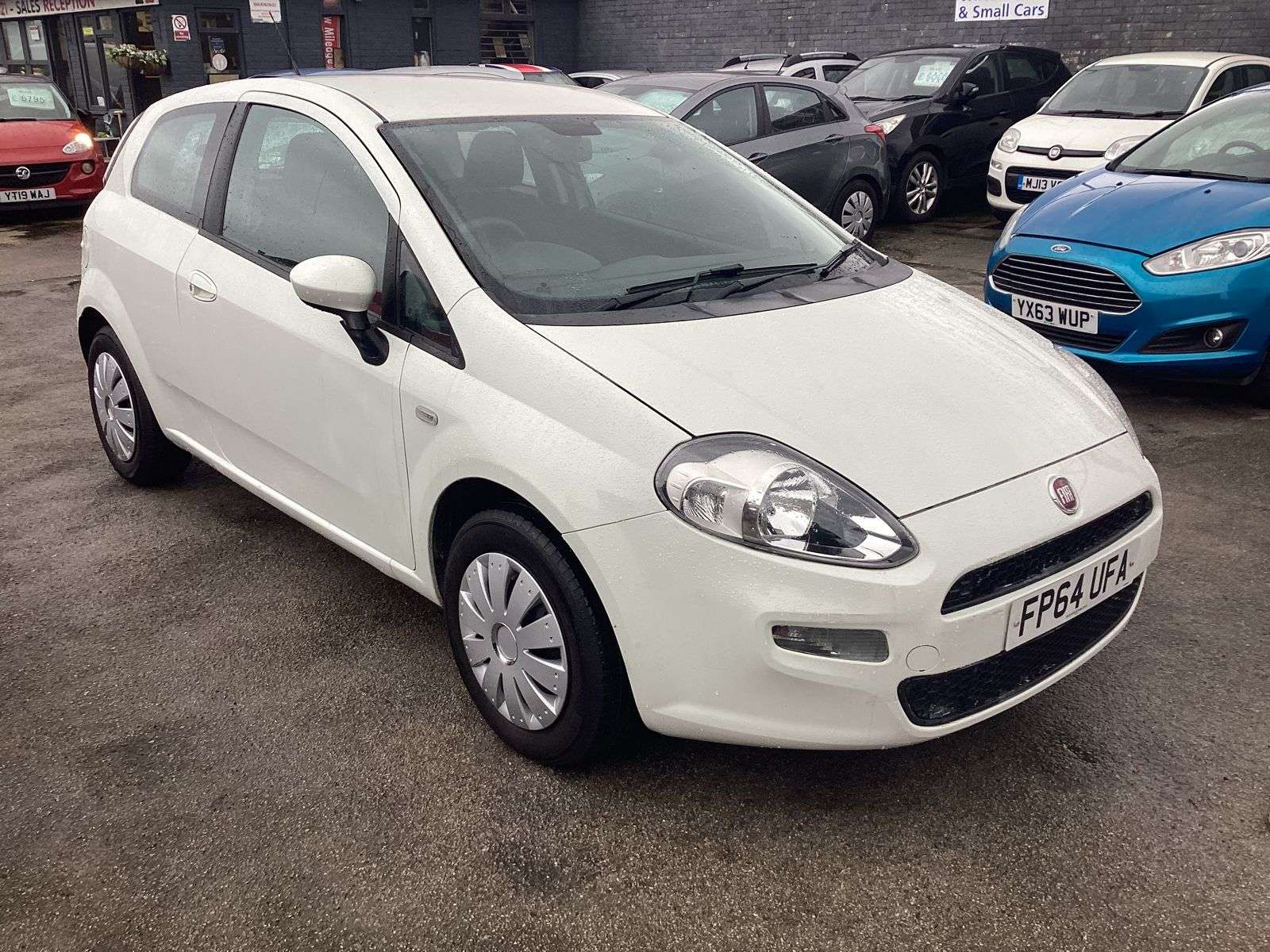A 2014 FIAT PUNTO 1.2 Pop Hatchback 3dr Petrol Euro 6 (69 bhp) A 2014 FIAT PUNTO 1.2 Pop Hatchback 3dr Petrol Euro 6 (69 bhp)