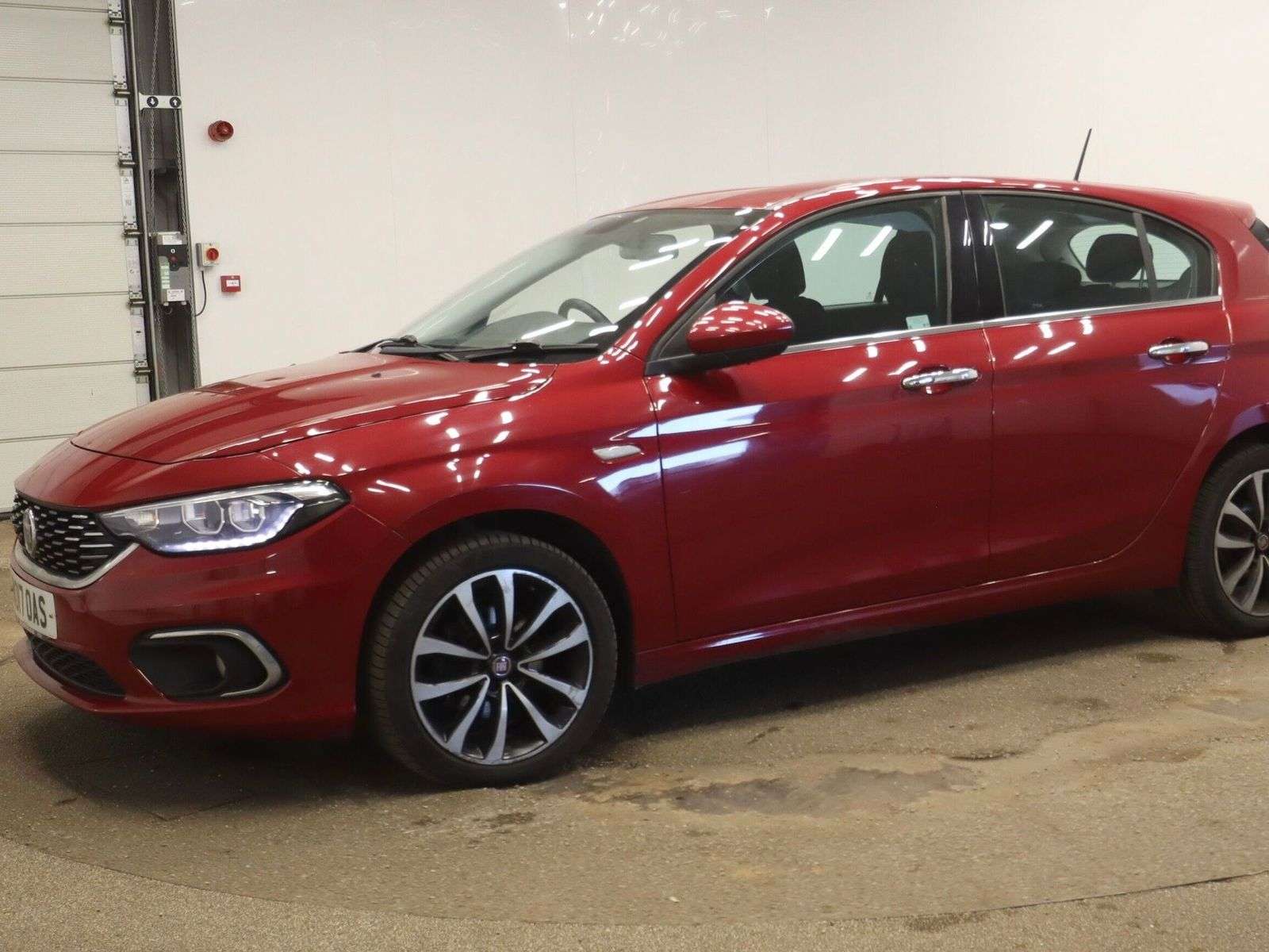 A 2017 FIAT TIPO 1.6 MultiJetII Lounge Hatchback 5dr Diesel Manual Euro 6 (s/s) (120 ps) A 2017 FIAT TIPO 1.6 MultiJetII Lounge Hatchback 5dr Diesel Manual Euro 6 (s/s) (120 ps)
