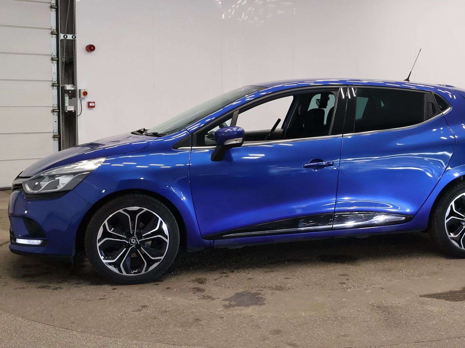 A 2019 RENAULT CLIO 0.9 TCe Iconic Hatchback 5dr Petrol Manual Euro 6 (s/s) (90 ps) A 2019 RENAULT CLIO 0.9 TCe Iconic Hatchback 5dr Petrol Manual Euro 6 (s/s) (90 ps)