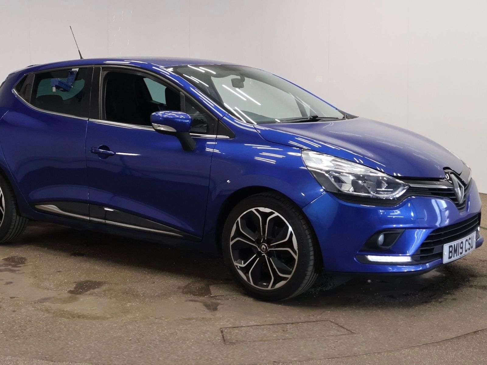 A 2019 RENAULT CLIO 0.9 TCe Iconic Hatchback 5dr Petrol Manual Euro 6 (s/s) (90 ps) A 2019 RENAULT CLIO 0.9 TCe Iconic Hatchback 5dr Petrol Manual Euro 6 (s/s) (90 ps)