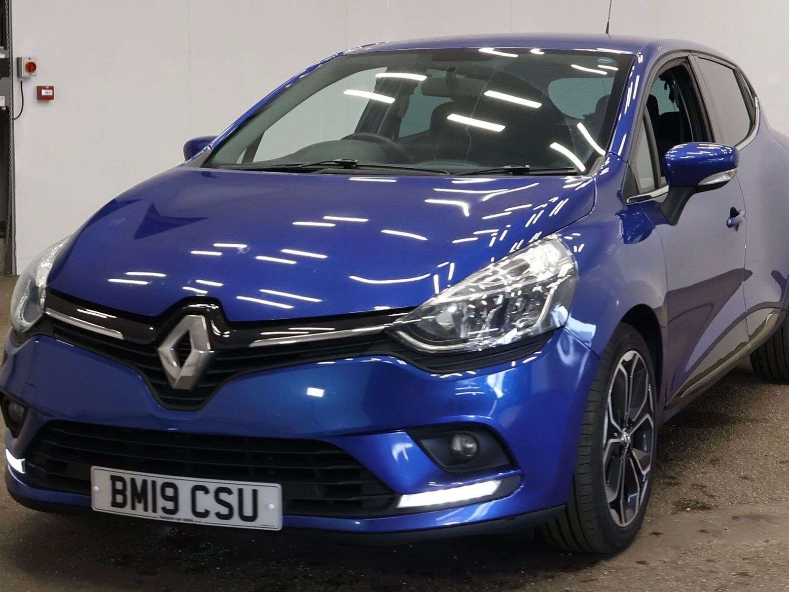 A 2019 RENAULT CLIO 0.9 TCe Iconic Hatchback 5dr Petrol Manual Euro 6 (s/s) (90 ps) A 2019 RENAULT CLIO 0.9 TCe Iconic Hatchback 5dr Petrol Manual Euro 6 (s/s) (90 ps)