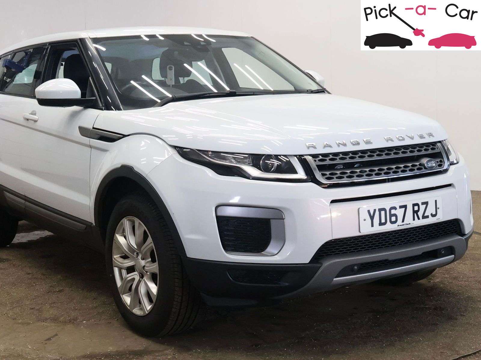 A 2017 LAND ROVER RANGE ROVER EVOQUE 2.0 eD4 SE SUV 5dr Diesel Manual FWD Euro 6 (s/s) (150 ps) A 2017 LAND ROVER RANGE ROVER EVOQUE 2.0 eD4 SE SUV 5dr Diesel Manual FWD Euro 6 (s/s) (150 ps)