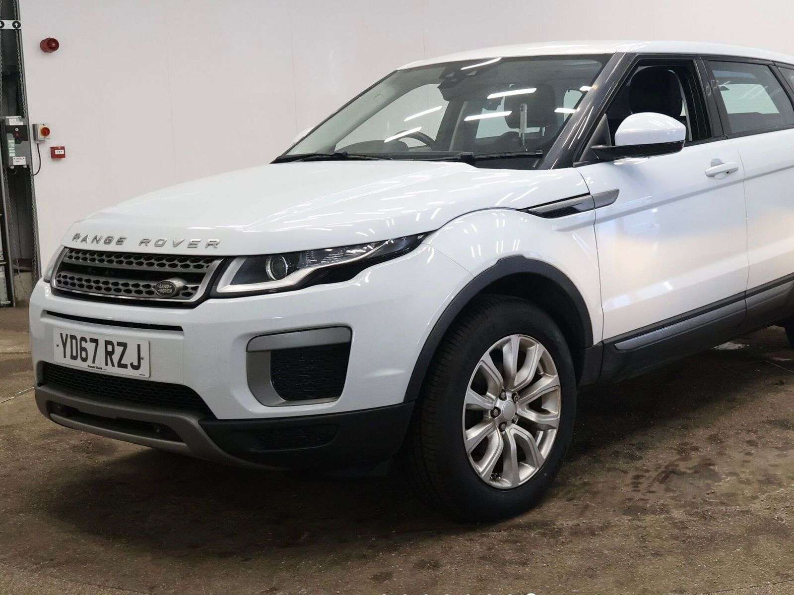 A 2017 LAND ROVER RANGE ROVER EVOQUE 2.0 eD4 SE SUV 5dr Diesel Manual FWD Euro 6 (s/s) (150 ps) A 2017 LAND ROVER RANGE ROVER EVOQUE 2.0 eD4 SE SUV 5dr Diesel Manual FWD Euro 6 (s/s) (150 ps)